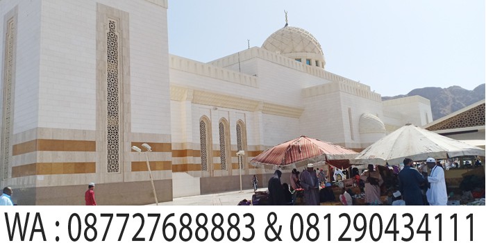 masjid syuhada uhud di penuhi tenda pedagang