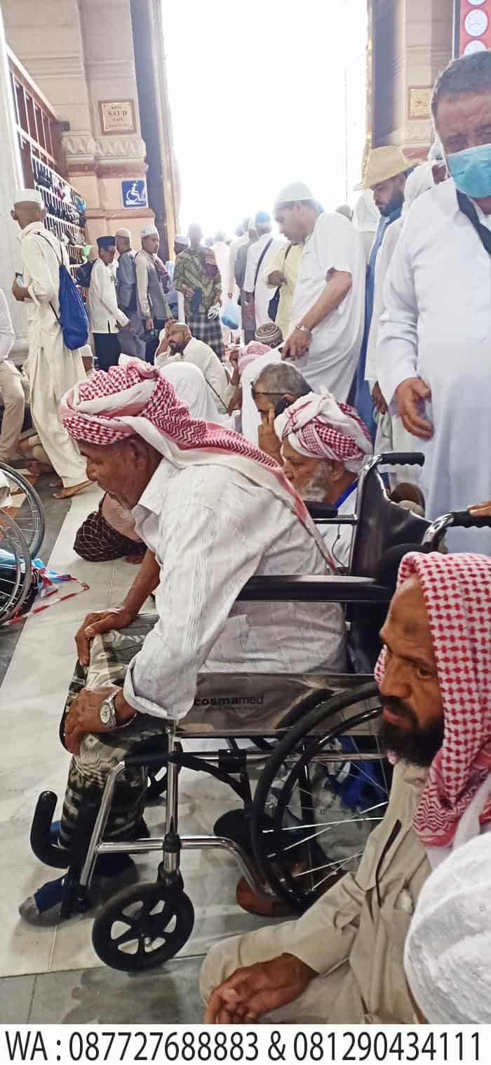 sholat dengan kursi roda di masjid madinah