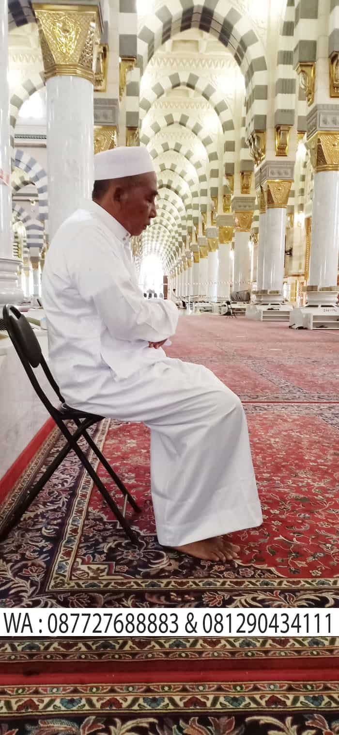 sholat sambil duduk di masjid madinah, umroh ramadhan madinah safar